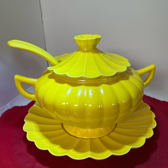 California Pottery - Soup Tureen Set - Vibrant Yellow Glaze - Picture 5 of 6